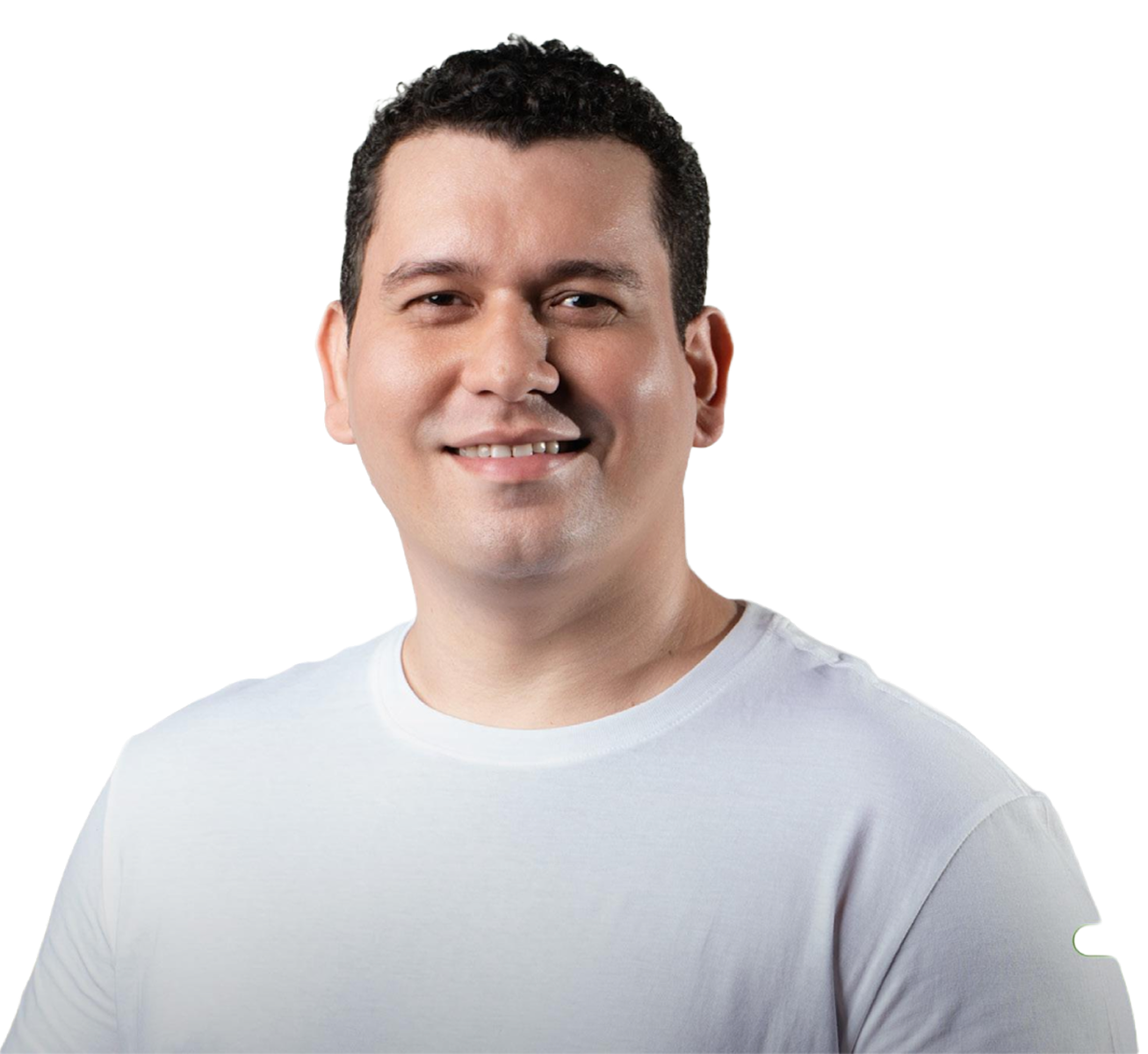 Matheus Carneiro sorrindo, vestindo camiseta branca