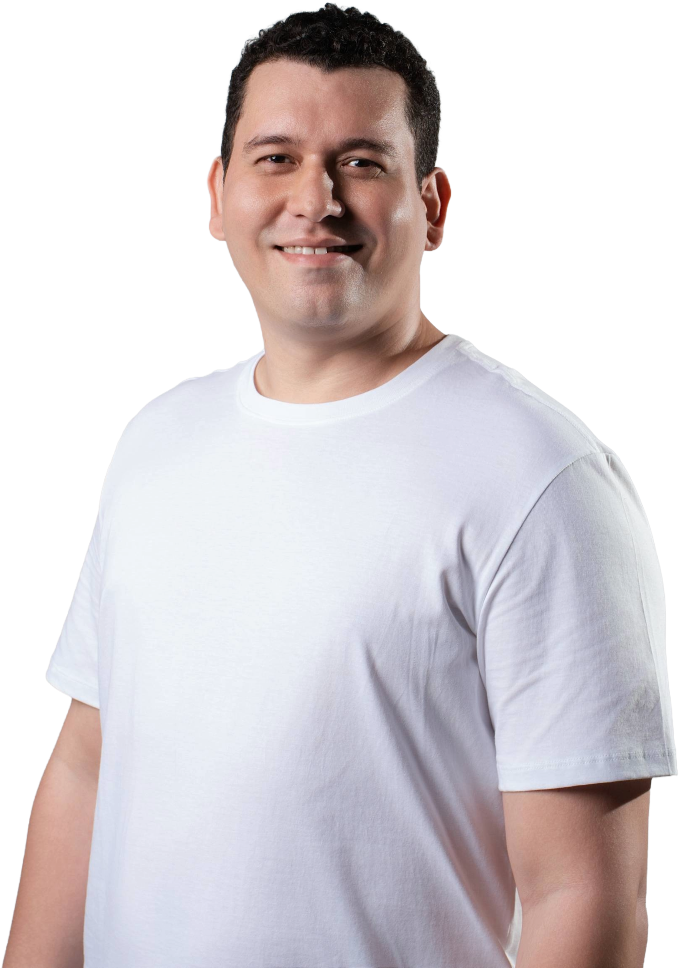 Matheus Carneiro olhando para a câmera