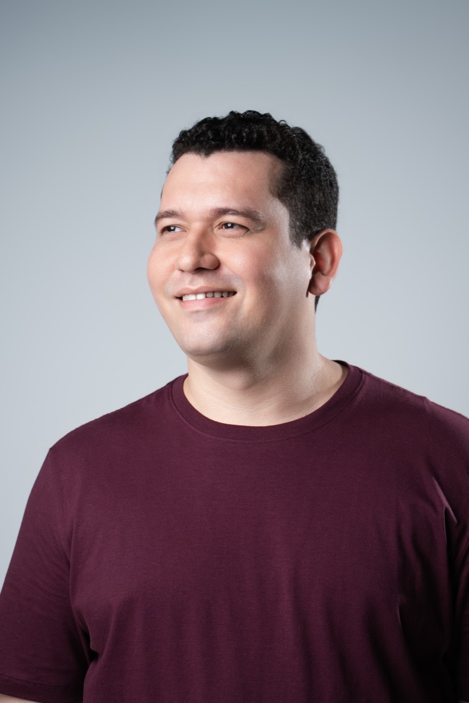 Matheus Carneiro sorrindo de lado